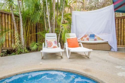 Tamarindo Village Hotelの敷地内または近くにあるプール