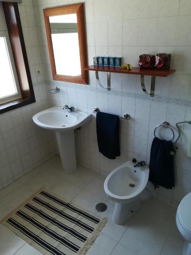 a bathroom with a sink and a toilet at Alojamento de Santa Maria (near Siza Vieira's Church) in Marco de Canaveses