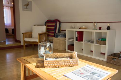una sala de estar con una mesa y una habitación con un estante en Cap sur le Sable à Moguériec, en Sibiril