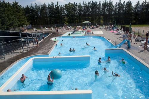 Bazén v ubytování Løkken Klit Camping & Cottage Village nebo v jeho okolí