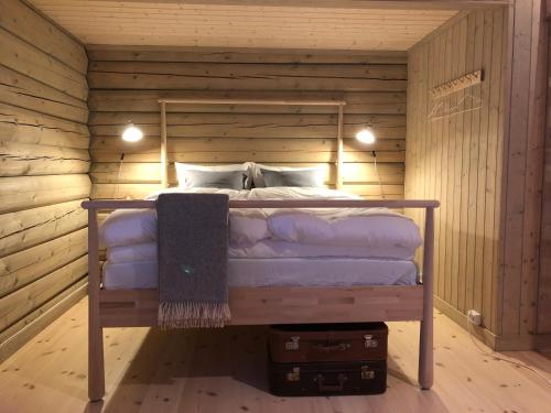 Ένα ή περισσότερα κρεβάτια σε δωμάτιο στο Drolsum Gård