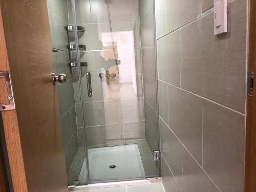 a shower with a glass door in a bathroom at Apartamento Frente a la Zona Colonial, Santo Domingo in Santo Domingo