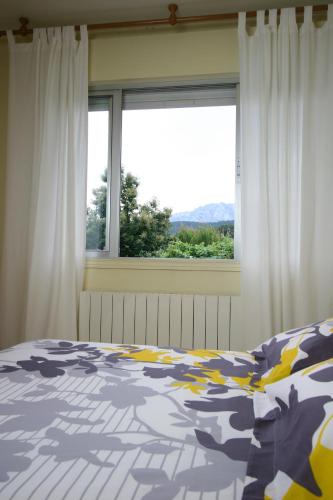 1 dormitorio con 1 cama frente a una ventana en La Peñita by #cherrygredos en El Arenal