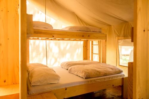 SunFlower Camping Savudrija tesisinde bir ranza yatağı veya ranza yatakları