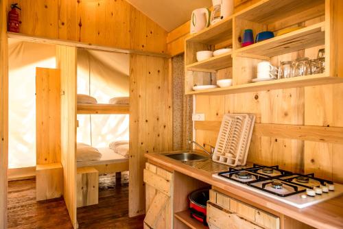 Kuchyň nebo kuchyňský kout v ubytování SunFlower Camping Savudrija