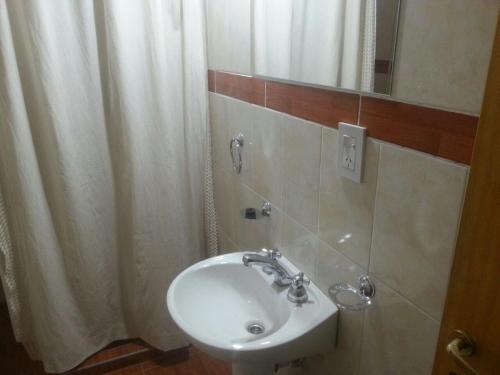 y baño con lavabo blanco y espejo. en Corazon De Mendoza en San Rafael