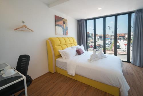 - une chambre avec un lit jaune et une grande fenêtre dans l'établissement My Sj Hotel, à Subang Jaya