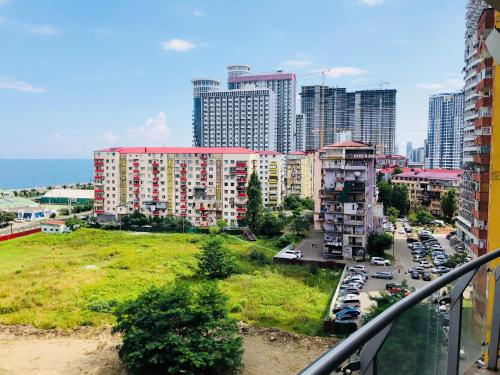 uitzicht op een stad met hoge gebouwen en auto's bij Orbi Plaza Apartment in Batoemi