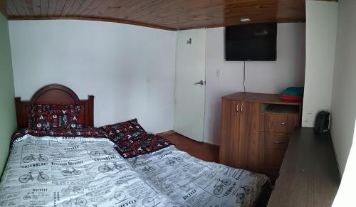 Un pat sau paturi într-o cameră la Hogar COLONIAL