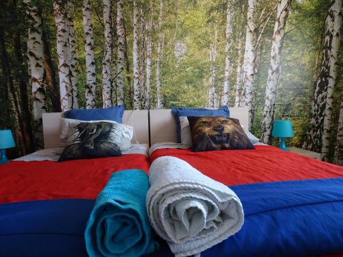 1 dormitorio con 1 cama con un mural de árboles en Apartment Vagueira, en Gafanha da Vagueira