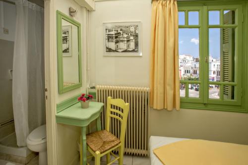 baño con lavabo y aseo y ventana en Aegli 1876 en Tinos Town