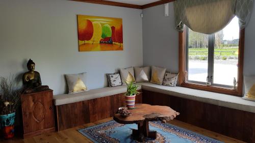 a room with a bench with a table and a window at Bruntwoodlodge in Cambridge