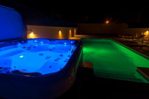 villa Aqua-Jacuzzi-heatable pool-sauna-gym-snooker