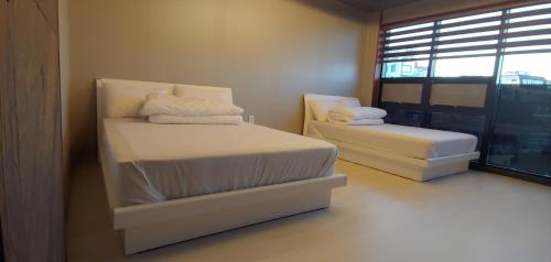 เตียงในห้องที่ White Windmill Guesthouse