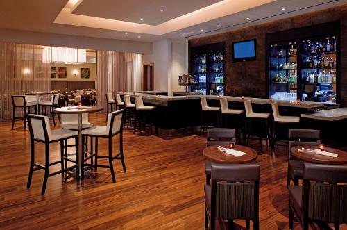 Hyatt Regency Wichitaにあるラウンジまたはバー