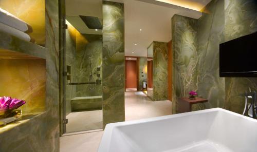 Ett badrum på Hyatt Regency Guiyang
