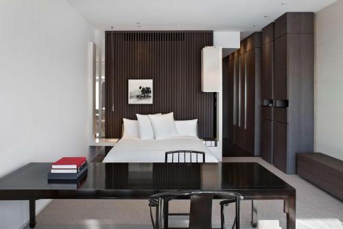 a bedroom with a bed and a desk with a bed at Park Hyatt Shanghai in Shanghai