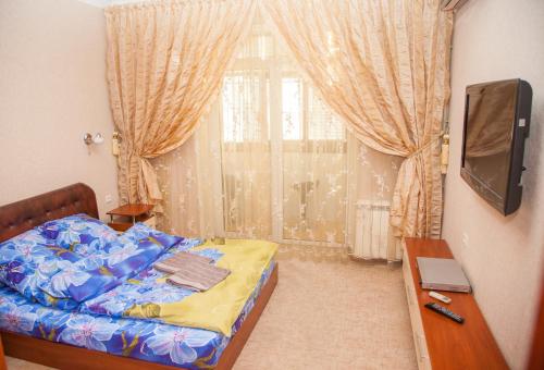 ザポリージャにある2 Rooms Apartment 80 Nezalezhnoi Ukrainy Str. Luxury class. Centreのベッドルーム(ベッド1台、テレビ、窓付)