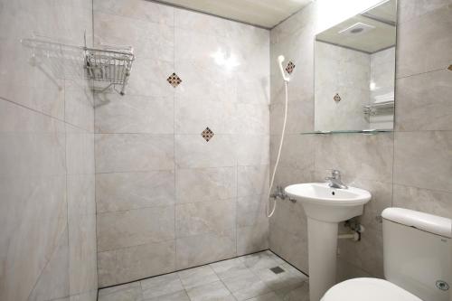 a bathroom with a toilet and a sink at Dung Shin Hotel in Taitung City