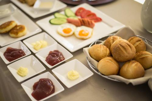 una mesa cubierta con platos de repostería y sándwiches en Mirage Hotel, en Kyzylorda