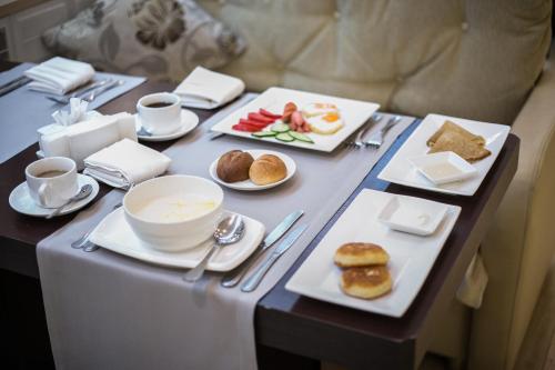 Una mesa con dos platos de comida encima. en Mirage Hotel, en Kyzylorda