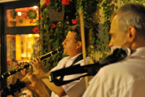 two men are singing and playing instruments at Breuer's Rüdesheimer Schloss in Rüdesheim am Rhein