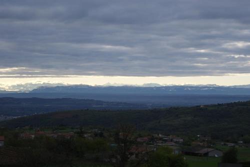 - Vistas a una ciudad con montañas a lo lejos en Le Grand Noë, en Roisey