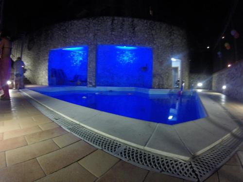una gran piscina con una pared azul en I Giardini di Capodimonte 2, en Nápoles