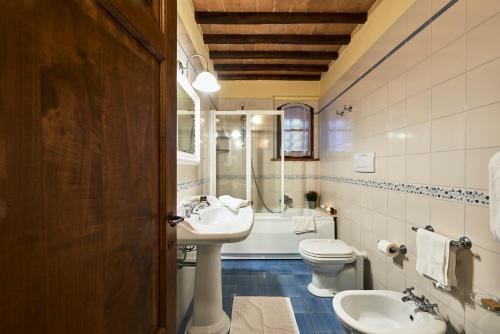 a bathroom with a sink and a toilet and a tub at Agriturismo Pometti - Fattoria La Selva in Trequanda