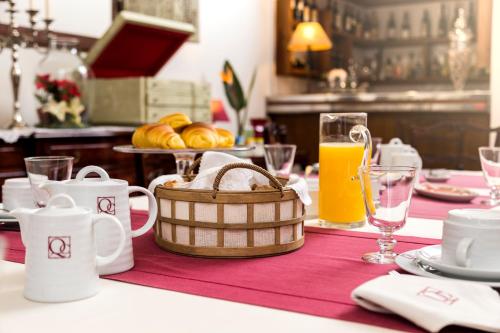 a table with a basket of bread and orange juice at Quinta do Covanco in Alenquer