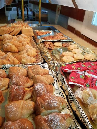 une table étalée de pains et de pâtisseries dans l'établissement Hotel Marina Playa De Palma, à El Arenal
