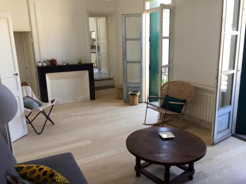 - un salon avec une table basse et des chaises dans l'établissement Le cœur d'Orques, à Saint-Georges-dʼOrques