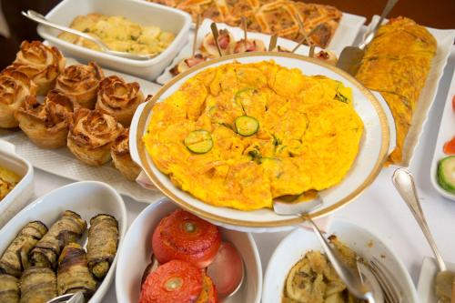 a table topped with an omelet and other food at Hotel Villa Marsili in Cortona