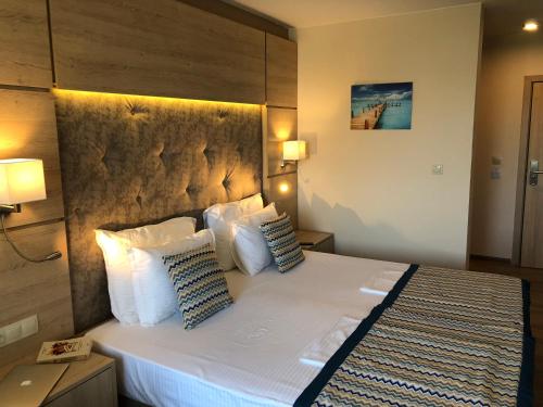 Postel nebo postele na pokoji v ubytování Royal Bay Resort & Aqua Park - All Inclusive and Free beach accsess