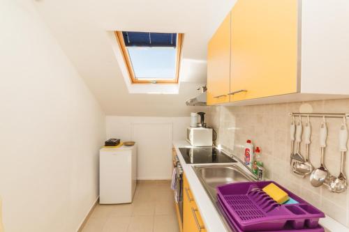 A kitchen or kitchenette at Apartments Fedrigo