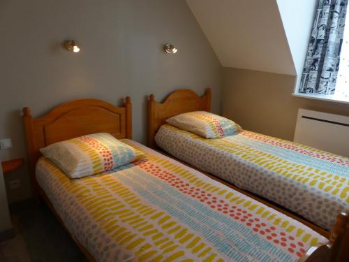 deux lits côte à côte dans une chambre dans l'établissement maison floréal, à Criel-sur-Mer