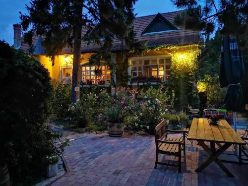 Gallery image of Villa-Magdi Vendégház in Révfülöp