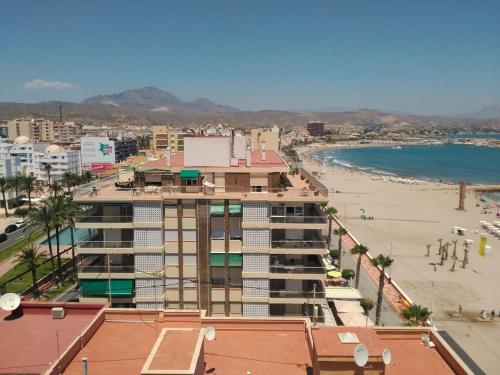 エル・カンページョにあるApartment first line beach El Campello (Alicante)のビーチと建物の景色を望めます。