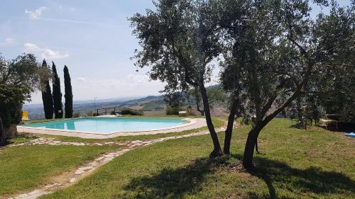 Agriturismo Colle di Mezzoの敷地内または近くにあるプール