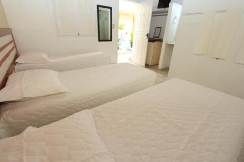 Un pat sau paturi într-o cameră la Navegantes Hotel