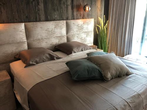 a large bed with pillows on it in a room at Le Sable Doux 4D in Middelkerke