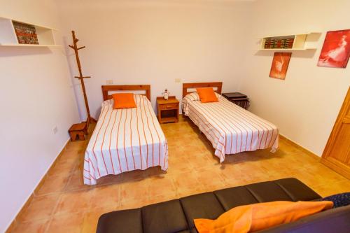 アガエテにあるMirador de la Suerteのリビングルーム(ベッド2台、ソファ付)