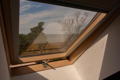 a window with a view of the ocean at Willa Victor in Jastrzębia Góra