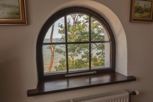 an arched window in a room with a radiator at Willa Victor in Jastrzębia Góra