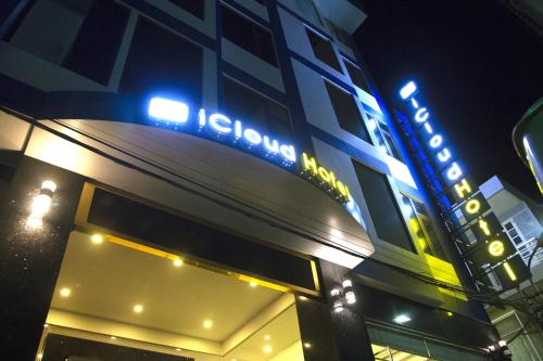 un bâtiment avec un panneau en haut de celui-ci la nuit dans l'établissement iCloud Hotel, à Đà Nẵng