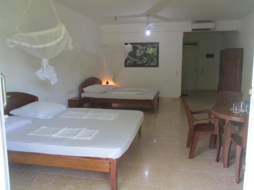 Una cama o camas en una habitación de Raja Beach Hotel