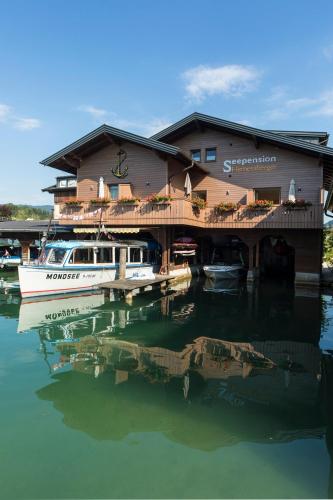 モントゼーにあるSeepension Hemetsbergerの建物前の水上に停泊