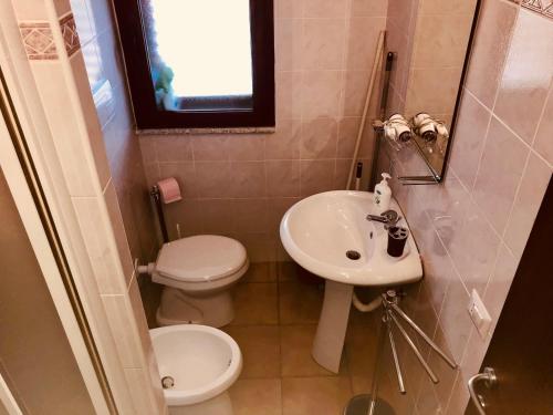 Baño pequeño con lavabo y aseo en appartamento vacanze Sardegna en Siniscola