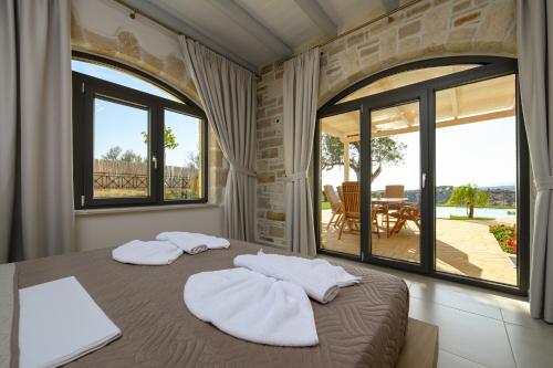 ein Schlafzimmer mit einem Bett mit zwei Handtüchern darauf in der Unterkunft Villa Salla in Sívas