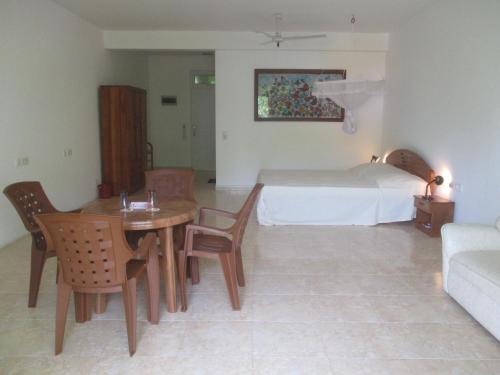 Una cama o camas en una habitación de Raja Beach Hotel
